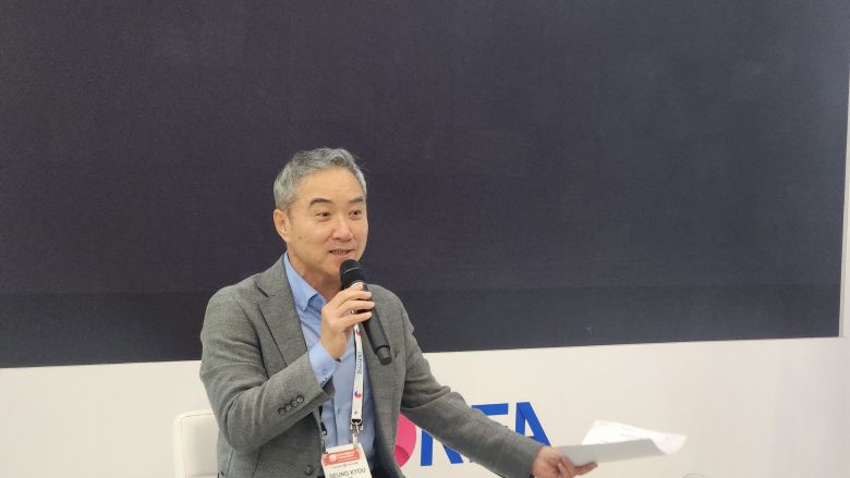 이승규 한국바이오협회 부회장이 16일(현지 시각) 바이오USA 현장 내에 구성된 한국관을 소개하고 있다. /보스턴=허지윤 기자