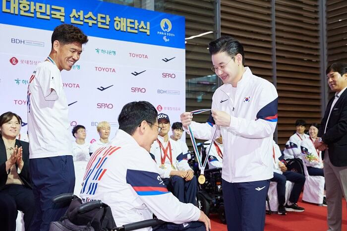 배동현 선수단장이 2024 파리 패럴림픽 대회 해단식에서 사격 장성원 감독에게 순금메달을 수여하고 있다.