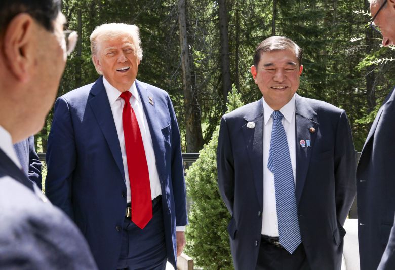 도널드 트럼프 미국 대통령과 이시바 시게루 일본 총리(사진 오른쪽)가 16일(현지시각) 주요 7개국(G7) 정상회의를 계기로 캐나다 캐내내스키스에서 회담하고 있다. [일본 내각 홍보실 제공]/연합뉴스