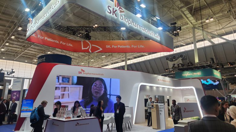 16일(현지 시각) 바이오USA SK바이오팜 부스 앞. 올해 처음으로 단독 전시 부스를 설치했다./보스턴=허지윤 기자