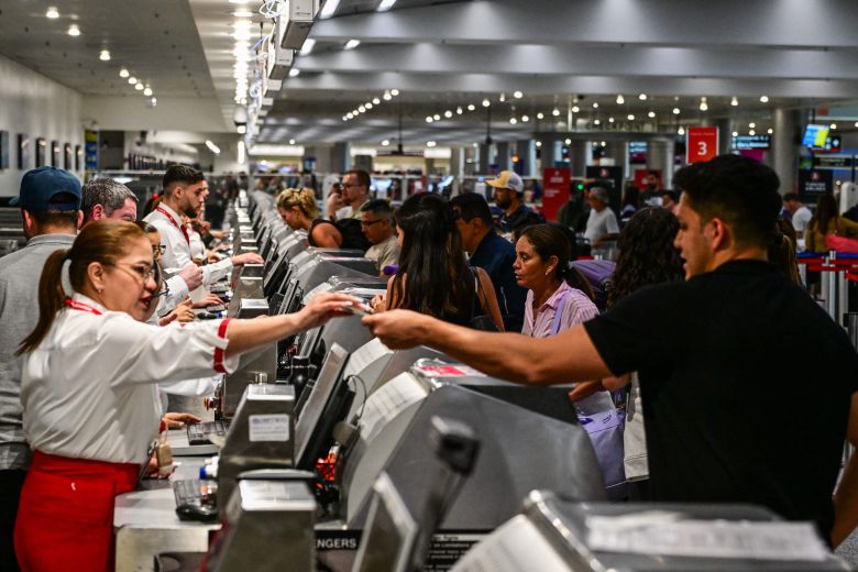 2025년 5월 24일 현충일 연휴 기간 동안 여행객들이 마이애미 국제공항에서 항공사 직원에게 서류를 제출하고 있다. /연합뉴스