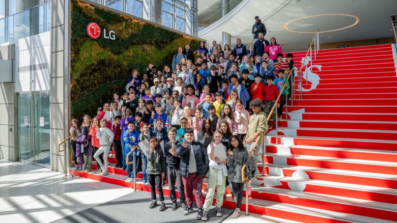 북미 사옥을 찾은 학생들이 기념 사진을 촬영하고 있는 모습./LG전자 제공