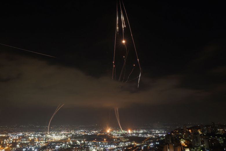 16일 이스라엘 상공에서 이스라엘의 방공 시스템이 이란의 미사일을 막기 위해 가동되고 있다./ AFP 연합뉴스