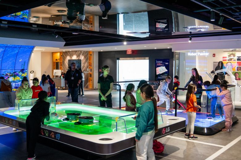 LG전자 북미법인 본사 인근 학생들이 사옥 내 과학관 'LG Inspiration Lab'을 방문하고 올레드 수족관, 로봇 청소기 축구 게임 등 교육 프로그램을 체험하고 있다./LG전자 제공