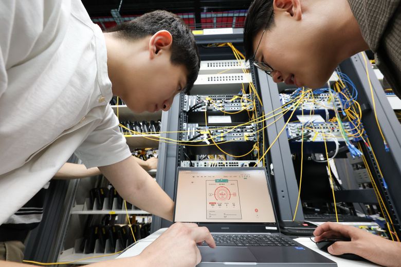 KT가 ‘차세대 기가 이더넷 스위치’(New 5G-GES)를 도입해 구축아파트에도 기가급 인터넷 서비스를 제공하겠다고 19일 밝혔다./KT 제공