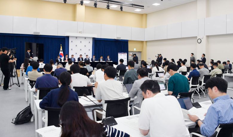 기획재정부가 6월 18일 오후 정부세종청사 중앙동에서 열린 '새정부 추가경정예산안 상세 브리핑'을 열었다./기획재정부