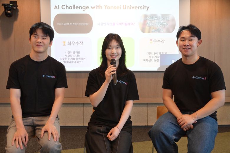 20일 서울 강남구 구글코리아 사무실에서 열린 2025 AI 워크숍 패널 세션에서 (왼쪽부터)이노진(언론홍보영상학부), 김은후(언론홍보영상학부), 임도영(체육교육학과) 학생이 발표하고 있다./구글코리아 제공