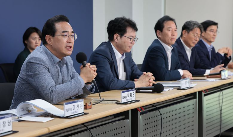 박홍근 국정기획 분과장 22일 서울 종로구 국정기획위원회에서 열린 기자간담회에서 취재진 질문에 답하고 있다. /연합뉴스