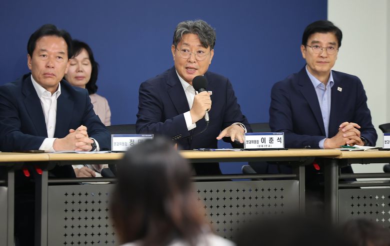 이춘석 경제2분과위원장(가운데)이 22일 오후 서울 종로구 정부서울청사 창성동 별관에서 열린 기자간담회에서 취재진 질문에 답변하고 있다. /뉴스1