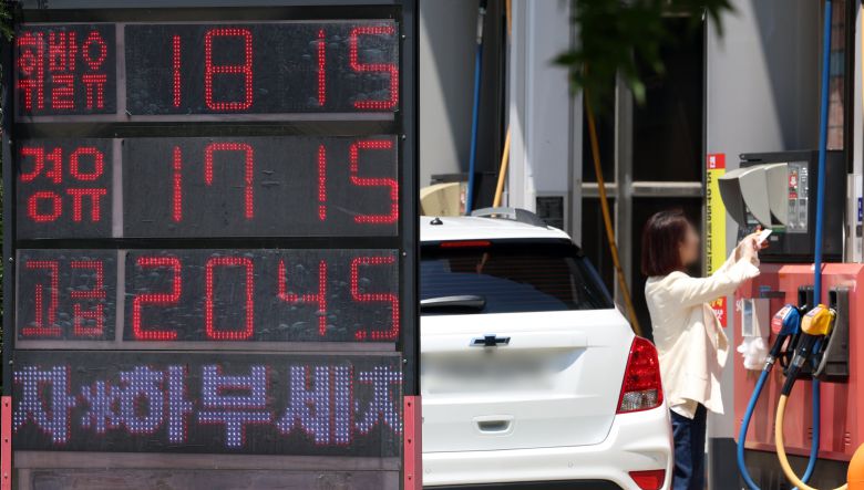 지난 22일 서울 종로구 한 주유소에서 한 시민이 주유를 하고 있다. /뉴스1
