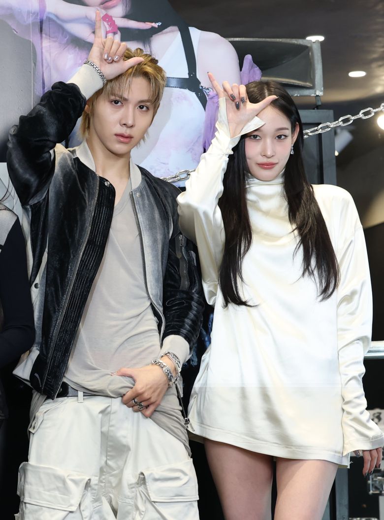 혼성 5인 그룹 올데이프로젝트(ALLDAY PROJECT) 우찬과 애니(오른쪽)가 23일 서울 강남구 일상비일상의틈byU+에서 열린 데뷔 싱글 '페이머스' 발매 기념 팝업 스토어 포토콜 행사에서 포즈를 취하고 있다. /뉴스1