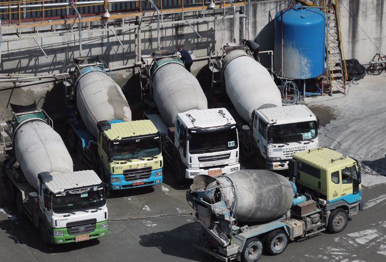 지난 3월 13일 오후 경기 안양시의 한 레미콘 공장에서 믹서트럭들이 분주히 오가고 있다. /뉴스1