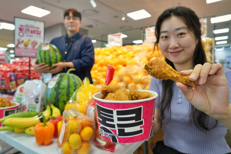서울시 송파구에 위치한 롯데마트 제타플렉스 잠실점에서 '5000원 통큰치킨' 및 주요 할인 상품을 홍보하는 모습. /롯데마트 제공