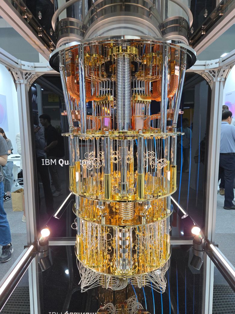퀀텀 코리아 2025의 IBM 부스에 전시된 초전도 기반 양자 프로세서./홍아름 기자
