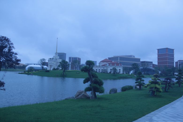 호수를 중심으로 조성된 화웨이 상하이연구센터 전경. 이곳 호수는 인근 담수호인 뎬산호(淀山湖)에서 물을 끌어와 만들었다. /조선비즈