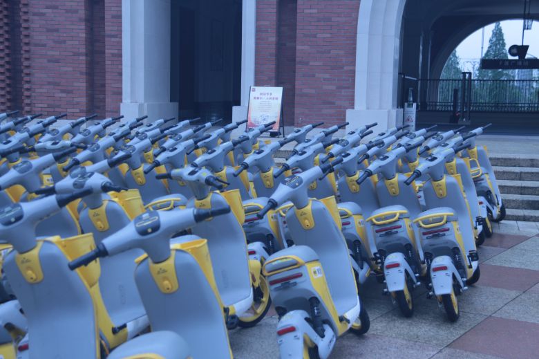 중국 생활 플랫폼 업체 메이퇀이 화웨이 상하이 연구센터를 위해 만든 노란색의 맞춤형 공용 스쿠터들. /조선비즈