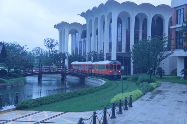 화웨이 상하이연구센터 건물들 사이를 지나는 열차. /조선비즈