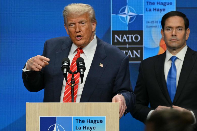 도널드 트럼프 미국 대통령이 6월 25일(현지시각) 네덜란드 헤이그에서 열린 NATO 정상회의에 참석한 뒤 기자회견을 하고 있다. / AFP 연합뉴스