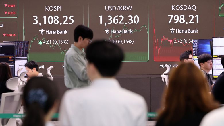 25일 서울 중구 하나은행 딜링룸 전광판에 코스피 종가가 표시되고 있다. 이날 코스피 지수는 전 거래일 대비 4.61포인트(0.15%) 오른 3108.25로 마감했다. 코스닥 지수는 전장보다 2.72포인트(0.34%) 내린 798.21로 거래를 마쳤다. /뉴스1