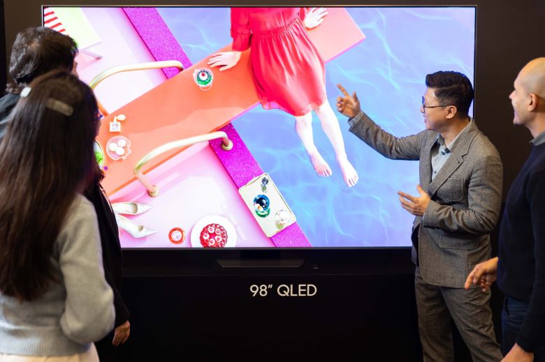 삼성전자의 98인치 QLED TV./삼성전자