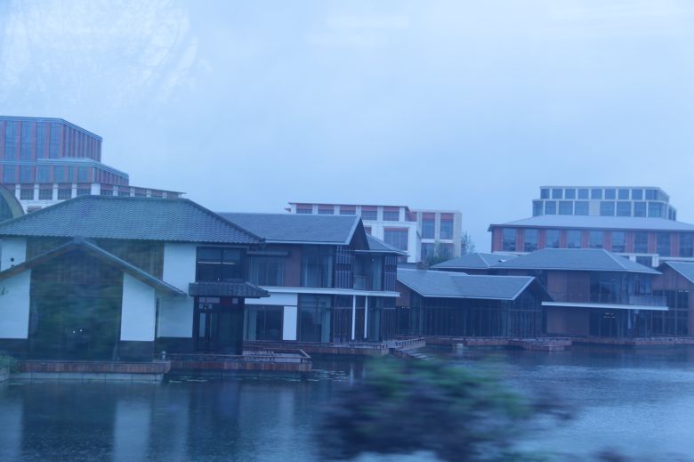 화웨이 상하이 연구센터에서 볼 수 있는 중국 전통 가옥 수이전(水鎮)풍의 건물들. /조선비즈