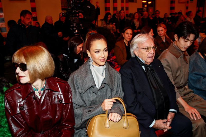 토즈 회장 디에고 델라 발레, 배우 제시카 알바, 보그 편집장 안나 윈투어가 2024년 2월 이탈리아 밀라노 패션위크에서 열린 토즈 컬렉션에 참석했다. /연합뉴스