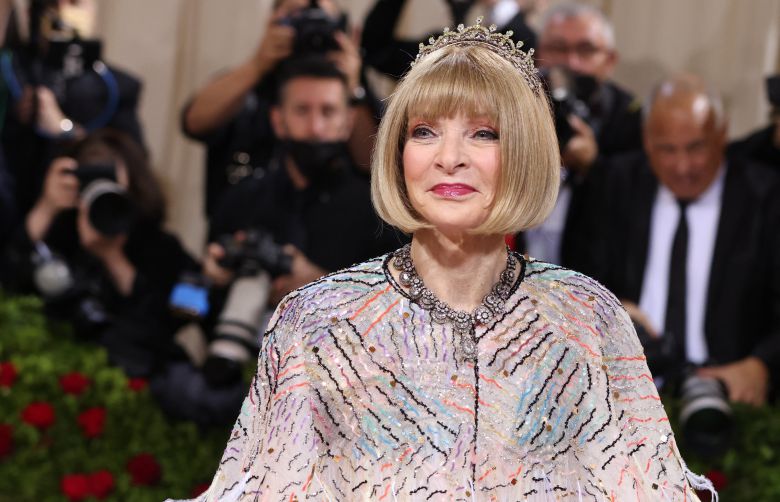 안나 윈투어가 2022년 5월 2일 미국 뉴욕 메트로폴리탄 미술관에서 열린 멧 갈라에서 사진을 찍고 있다. /연합뉴스