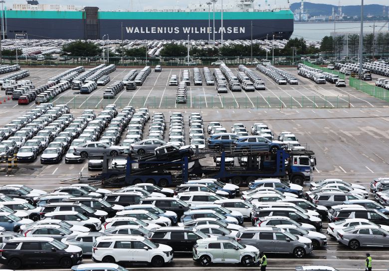 6월 수출이 작년보다 4.3% 증가하면서 한 달 만에 수출 증가세를 회복했다. 사진은 1일 경기도 평택항에 세워져 있는 수출용 자동차. /연합뉴스