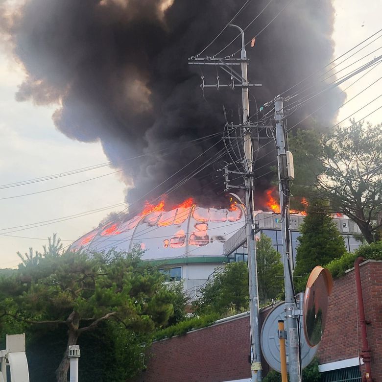 2일 오후 경기도 구리시 교문동 새음교회에 화재가 발생해 소방대원들이 화재를 진압하고 있다. /경기북부소방재난본부 제공.