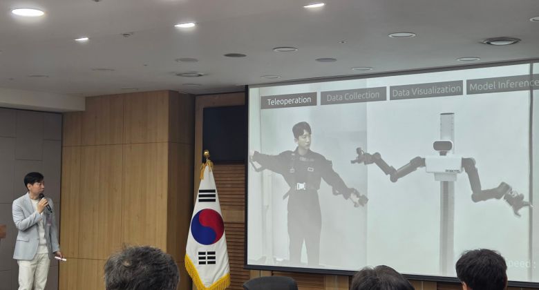 김병수 로보티즈 대표가 2일 서울 여의도 국회의원회관에서 열린 '피지컬 AI 시대의 휴머노이드 로봇' 세미나에서 발표하고 있다./최지희 기자