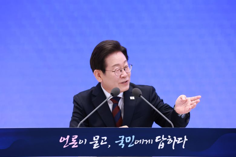 이재명 대통령이 3일 청와대 영빈관에서 열린 '대통령의 30일, 언론이 묻고 국민에게 답하다' 기자회견에서 발언하고 있다. /연합뉴스