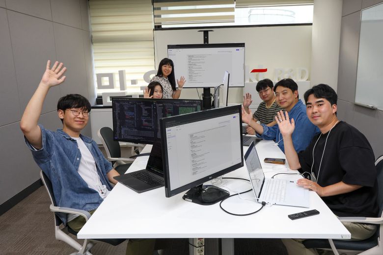 KT 기술혁신부문 연구원들이 서울 서초구 KT 우면연구센터에서 믿:음 2.0을 테스트하고 있다./KT 제공