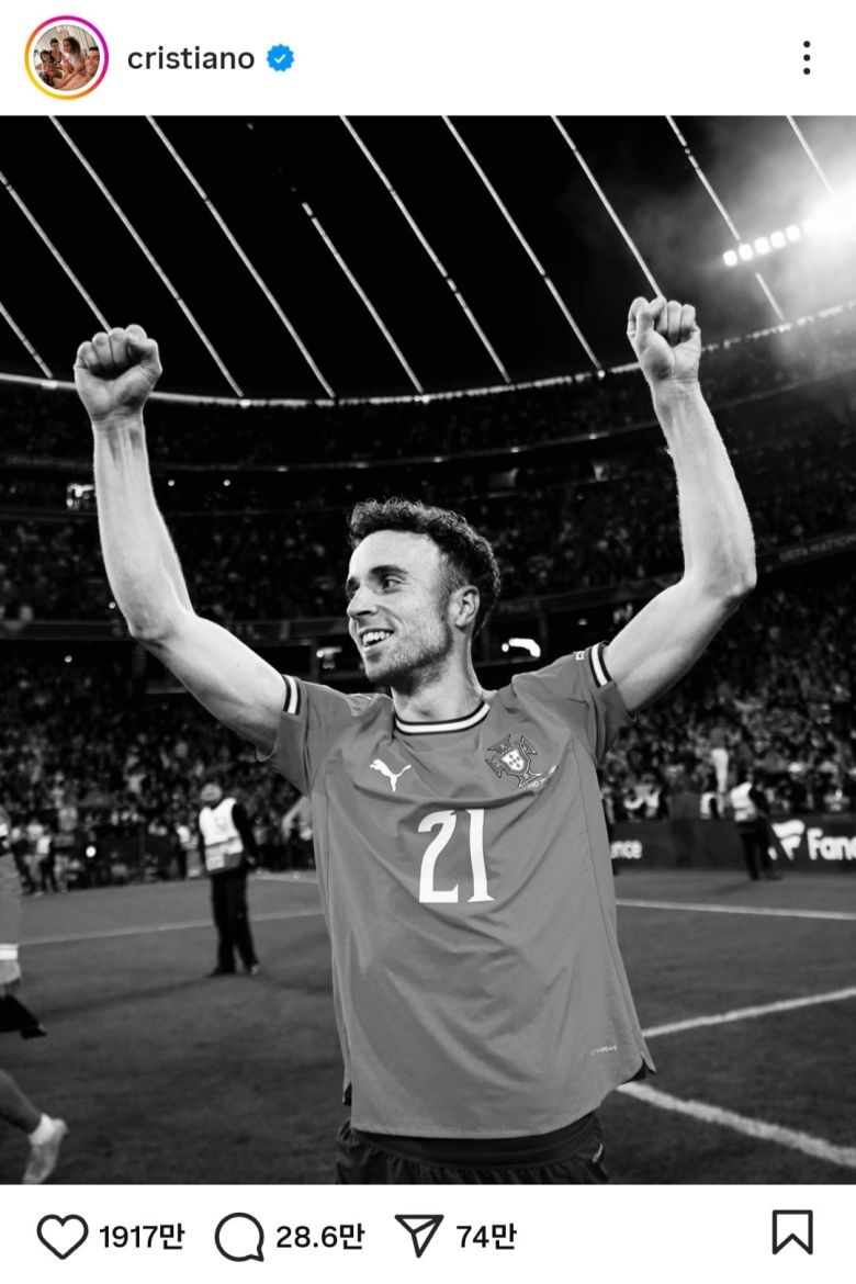 크리스티아누 호날두(알나스르)가 28세의 나이에 사고로 갑작스레 세상을 떠난 동료 디오구 조타(리버풀)를 추모하며 올린 사진./호날두 인스타그램 캡처