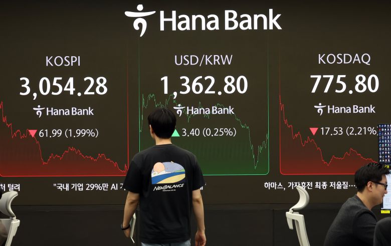 4일 오후 서울 중구 하나은행 딜링룸에 증시 종가가 표시되고 있다. /뉴스1