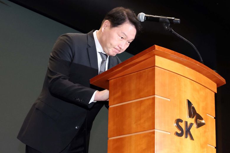 최태원 SK그룹 회장이 5월 7일 서울 중구 SKT타워에서 열린 유심 정보 유출 관련 일일 브리핑에 참석, SK텔레콤에서 일어난 해킹 피해에 대해 대국민 사과를 한 뒤 인사하고 있다. /연합뉴스