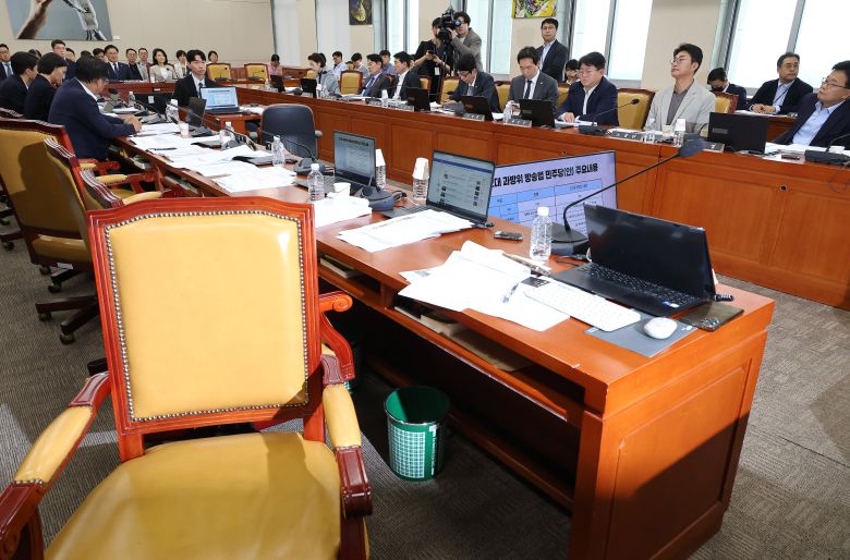 7일 서울 여의도 국회에서 열린 과학기술정보방송통신위원회 전체회의에서 여야 의원들이 방송3법과 관련한 의사진행 발언이 오가던 중 국민의힘 의원들이 의사진행에 항의하며 퇴장해 있다./연합뉴스