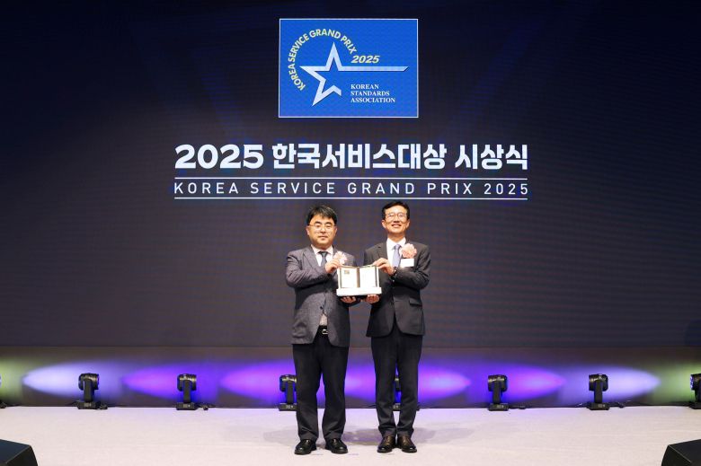한정호 롯데건설 전략기획부문장(왼쪽)이 ‘2025 한국서비스대상’ 시상식에서 수상 후 기념촬영을 하고 있다. /롯데건설 제공