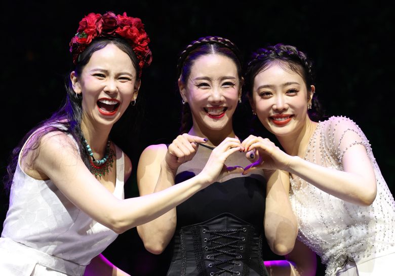 배우 김지우(왼쪽부터)와 김소향, 김히어라가 26일 오후 서울 종로구 놀 유니플렉스 열린 뮤지컬 ‘프리다’ 프레스콜에서 볼 하트 포즈를 취하고 있다. /뉴스1