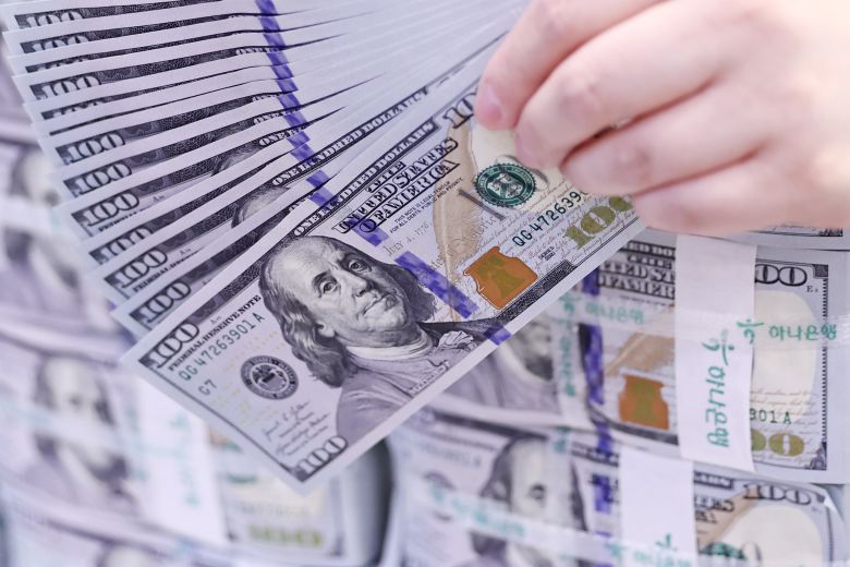 서울 중구 하나은행 위변조대응센터에서 직원이 100달러 지폐를 살펴보고 있다. /뉴스1