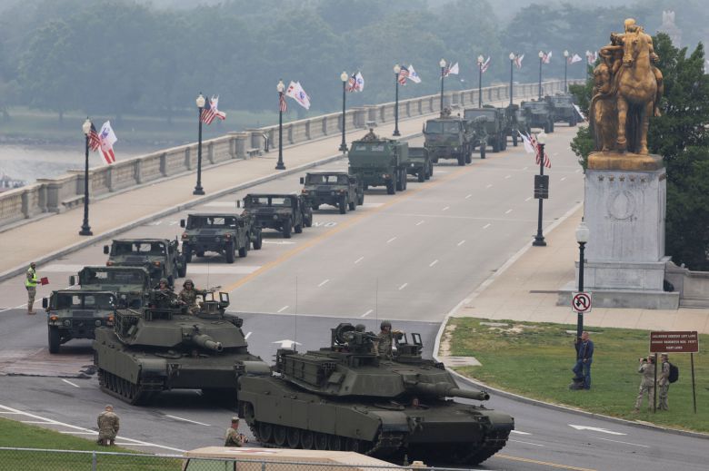 미국 육군 창설 250주년을 기념하는 군사 퍼레이드에서 미군 차량이 메모리얼 브리지를 지나가고 있다. /연합뉴스