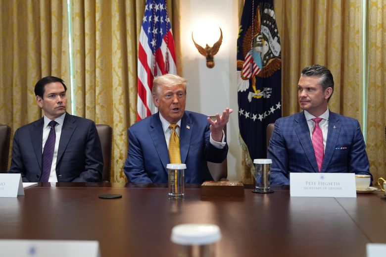 도널드 트럼프 대통령(가운데)이 2025년 7월 8일 화요일 워싱턴 백악관에서 열린 내각 회의에서 마르코 루비오 국무장관(왼쪽), 피트 헤그세스 국방장관(오른쪽)과 함께 포즈를 취하고 있다. /연합뉴스