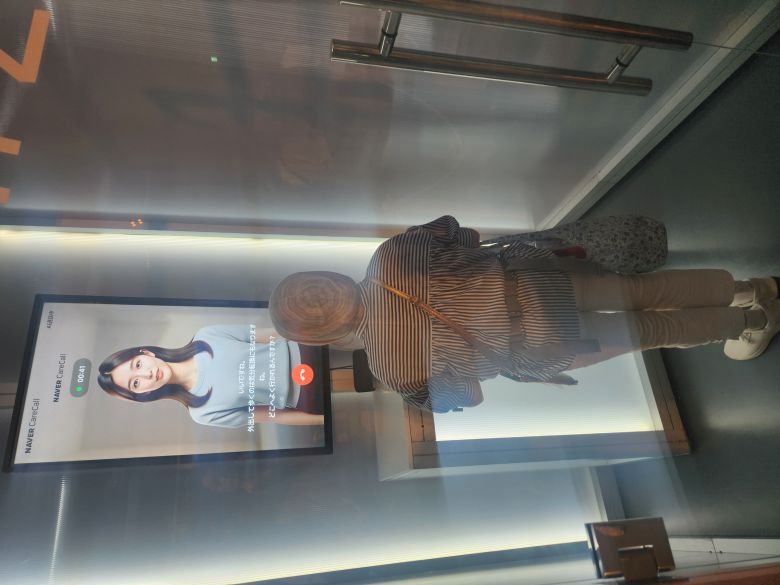 한 일본인 관람객이 클로바 케어콜 체험을 하고 있는 모습. /오사카(일본)=심민관 기자