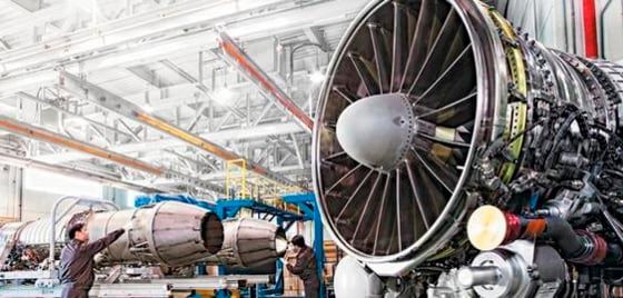 한화 에어로스페이스 창원공장에서 작업자들이 항공기 엔진을 조립하고 있다. /한화에어로 제공