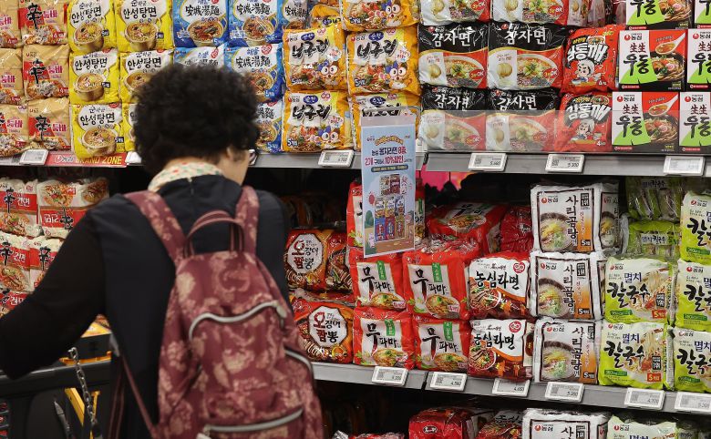 서울 시내 한 대형마트에서 한 시민이 라면을 고르고 있는 모습. /뉴스1
