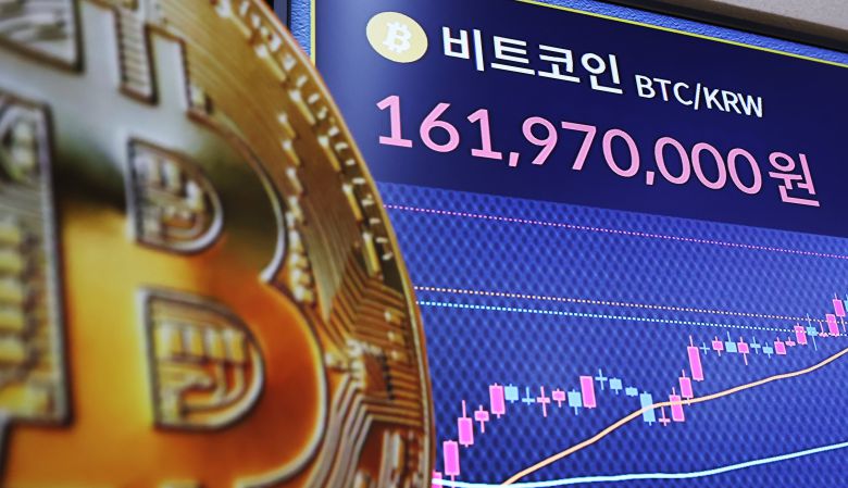 14일 오전 서울 서초구 빗썸라운지 전광판에 비트코인 가격이 표시되고 있다. /뉴스1