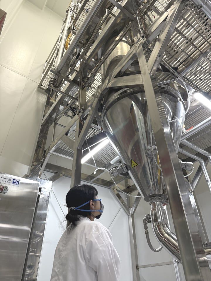 펩트론의 장기지속형 치료제 플랫폼 '스마트데포(SmartDepot)'의 핵심설비인 대형 분무건조기. 펩트론은 독자 기술로 이 장비를 개발했다고 설명했다. /펩트론