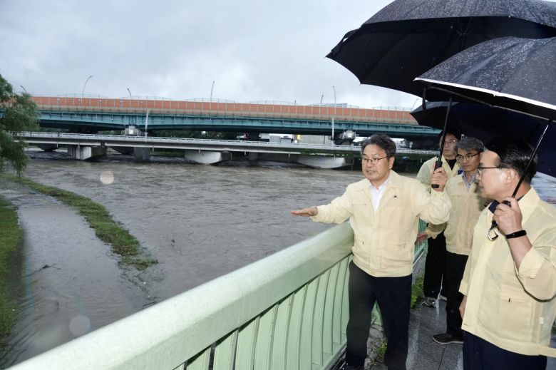 강기정 광주시장이 17일 홍수주의보가 발령된 서구 유촌교를 찾아 현장 상황을 긴급히 점검하고, 철저한 호우 대비를 지시하고 있다. /광주시 제공