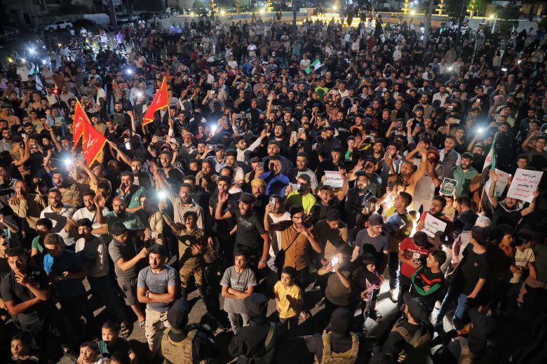 시리아인들이 2025년 7월 16일 시리아 이들리브에서 이스라엘 공습을 규탄하는 시위를 벌이고 있다. /연합뉴스