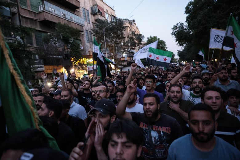 시리아인들이 2025년 7월 16일 시리아 다마스쿠스에서 이스라엘 공습을 규탄하는 시위를 벌이고 있다. /연합뉴스