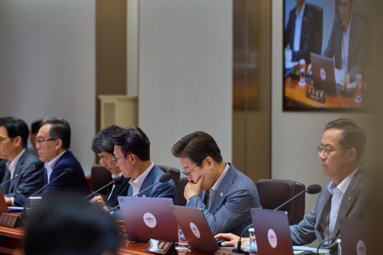 이재명 대통령이 지난 15일 서울 용산 대통령실 청사에서 열린 국무회의에서 자료를 살펴보고 있다. /대통령실 제공